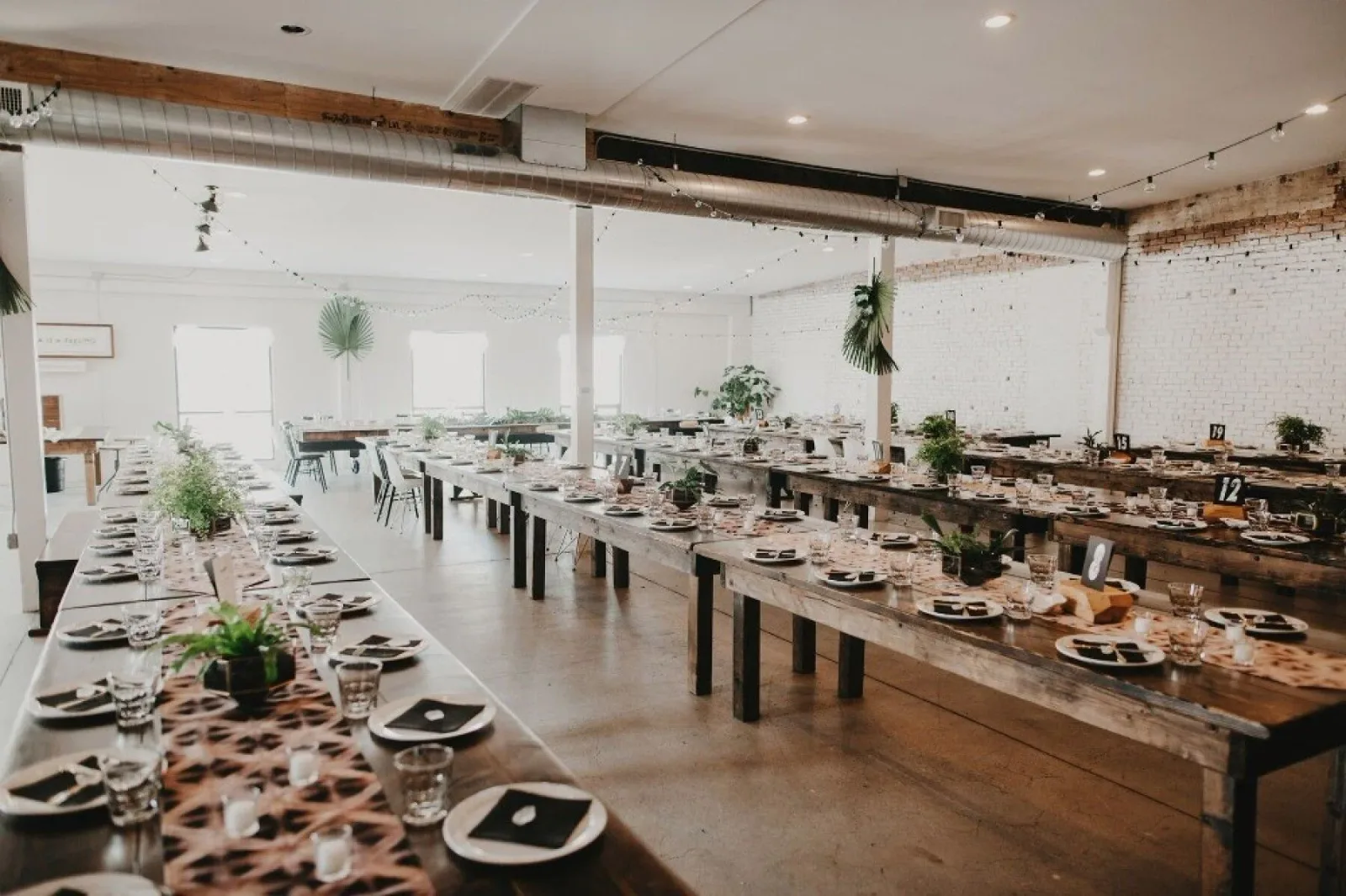 Sảnh tiệc cưới bố trí bàn tiệc hướng sân khấu, ánh sáng lung linh