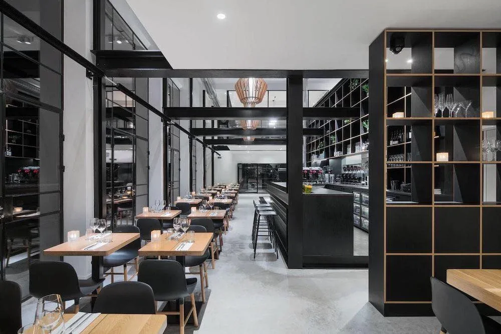 Không gian bên trong quán cafe tiền chế rộng rãi, khoáng đạt