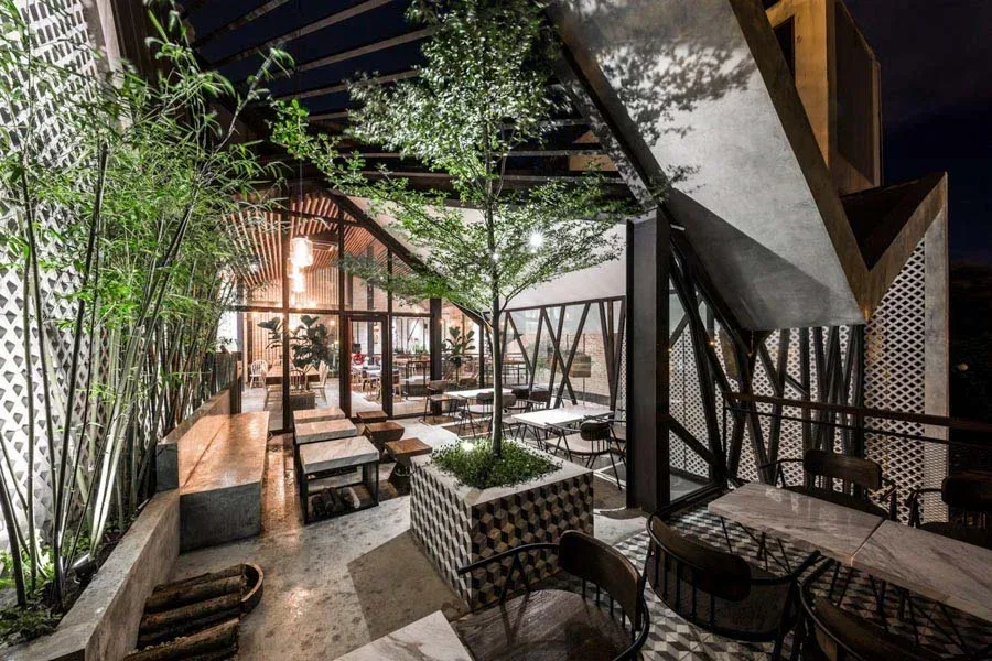 Không gian quán cafe được phân khu hợp lý, ấm cúng và thu hút