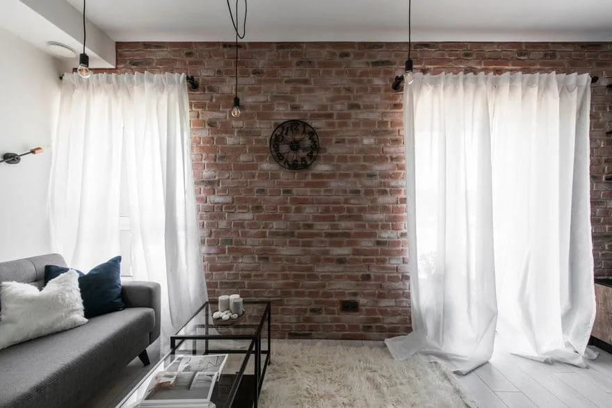 Phòng khách căn hộ 50m2 phong cách công nghiệp tông xám đen với tường gạch thô