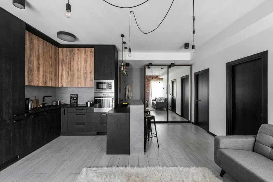 Bếp căn hộ 50m2 với hệ tủ bếp màu đen và điểm nhấn gỗ