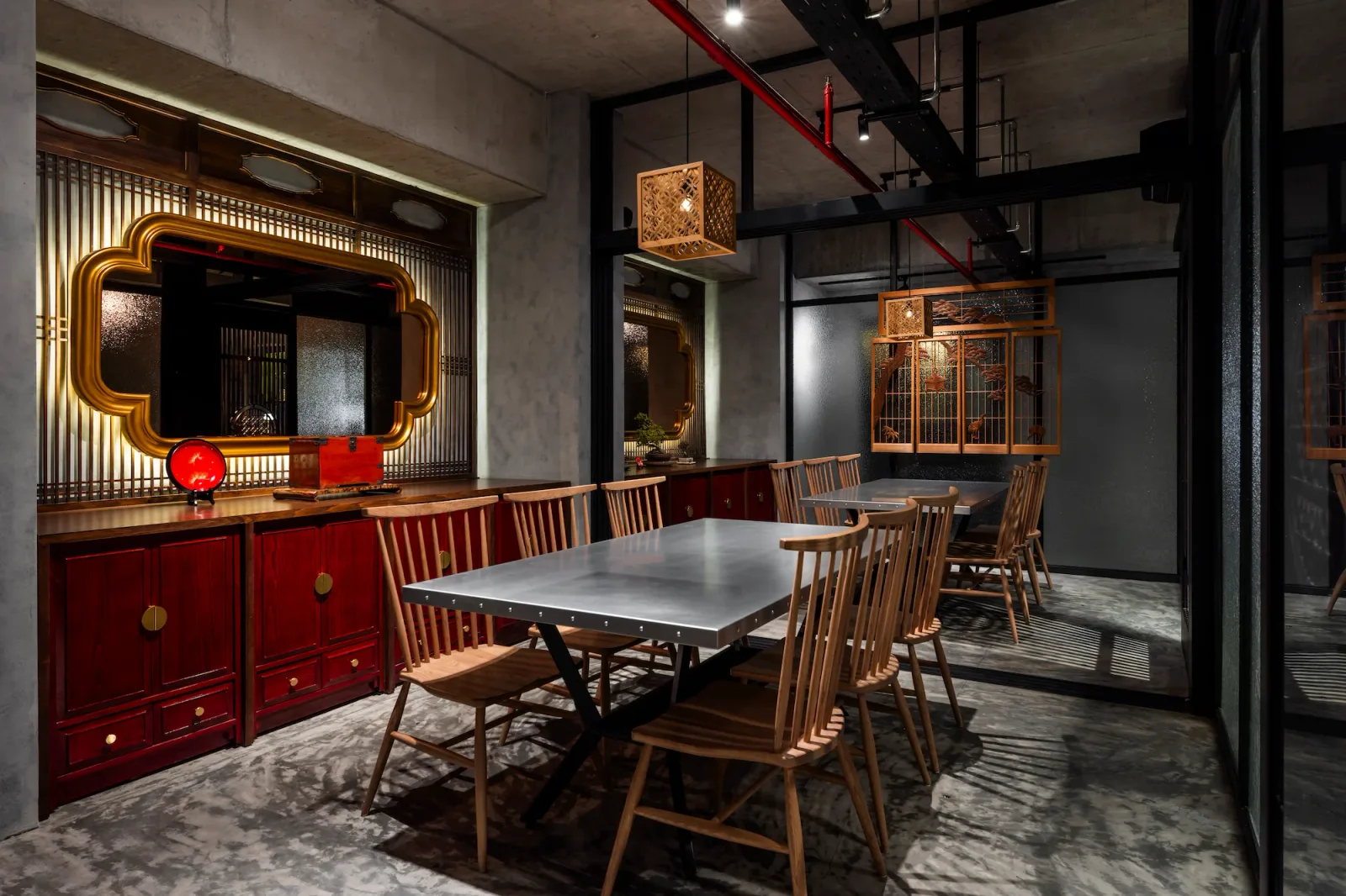 Không gian nhà hàng sang trọng với nội thất và ánh sáng ấm