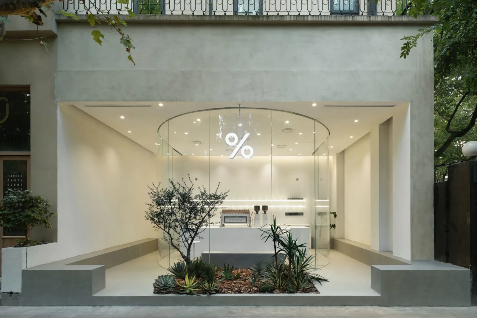 Quán cafe phong cách minimalist với bảng màu trung tính và ánh sáng tự nhiên