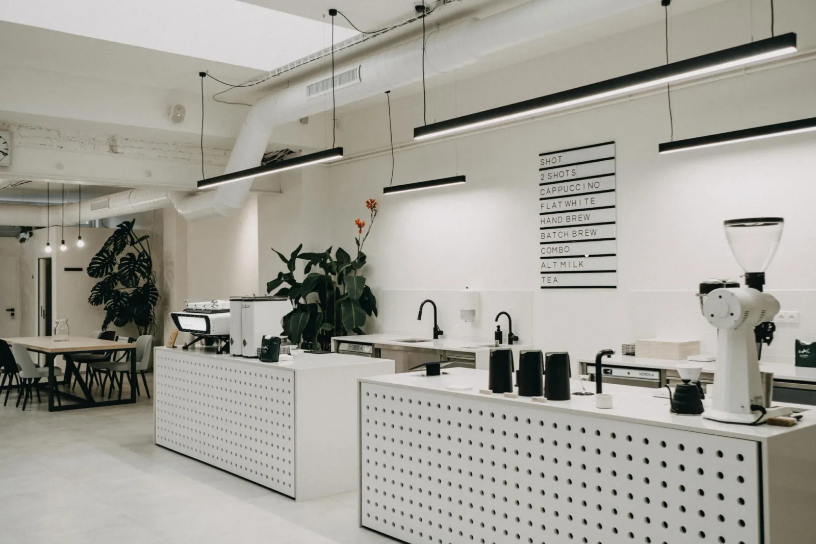 Quầy bar và mảng tường làm điểm nhấn cho không gian minimalist