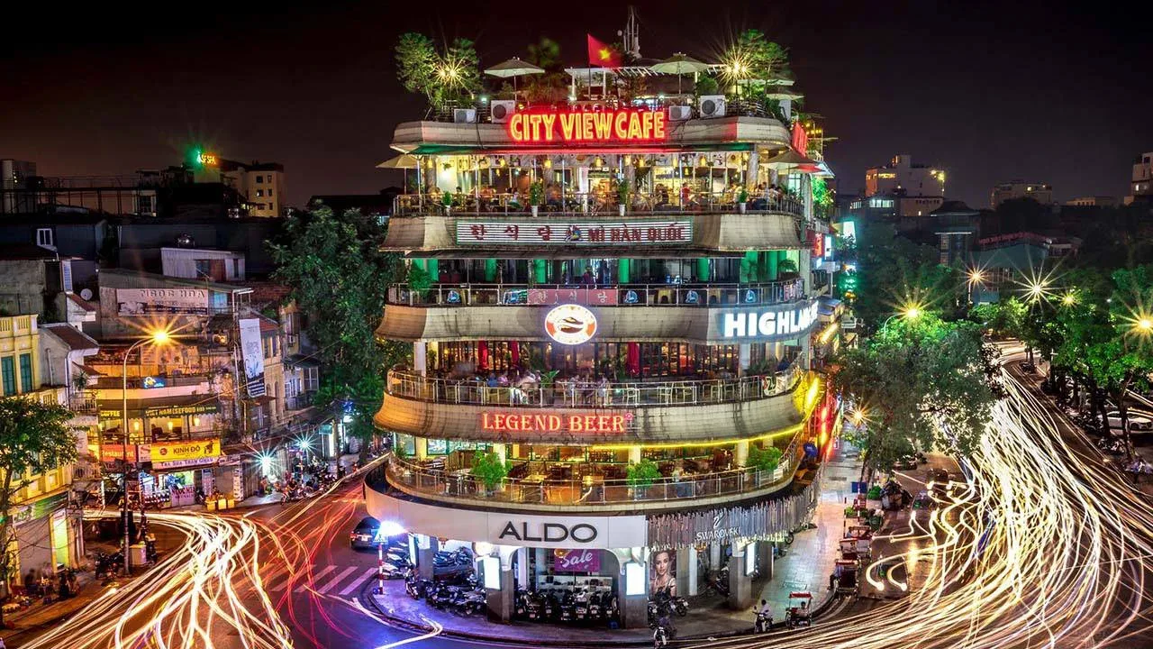 Mặt tiền quán cafe phản ánh bản sắc thương hiệu rõ nét