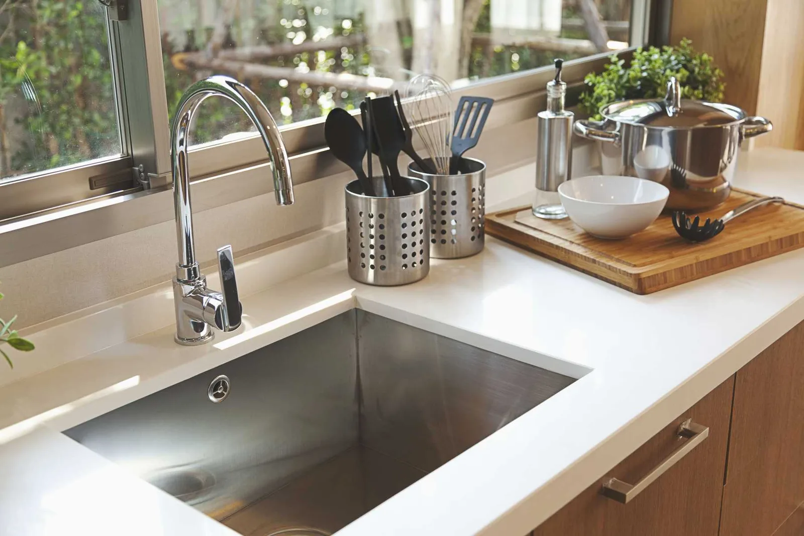 Bố trí bếp nấu và bồn rửa tách hợp lý theo tam giác công năng