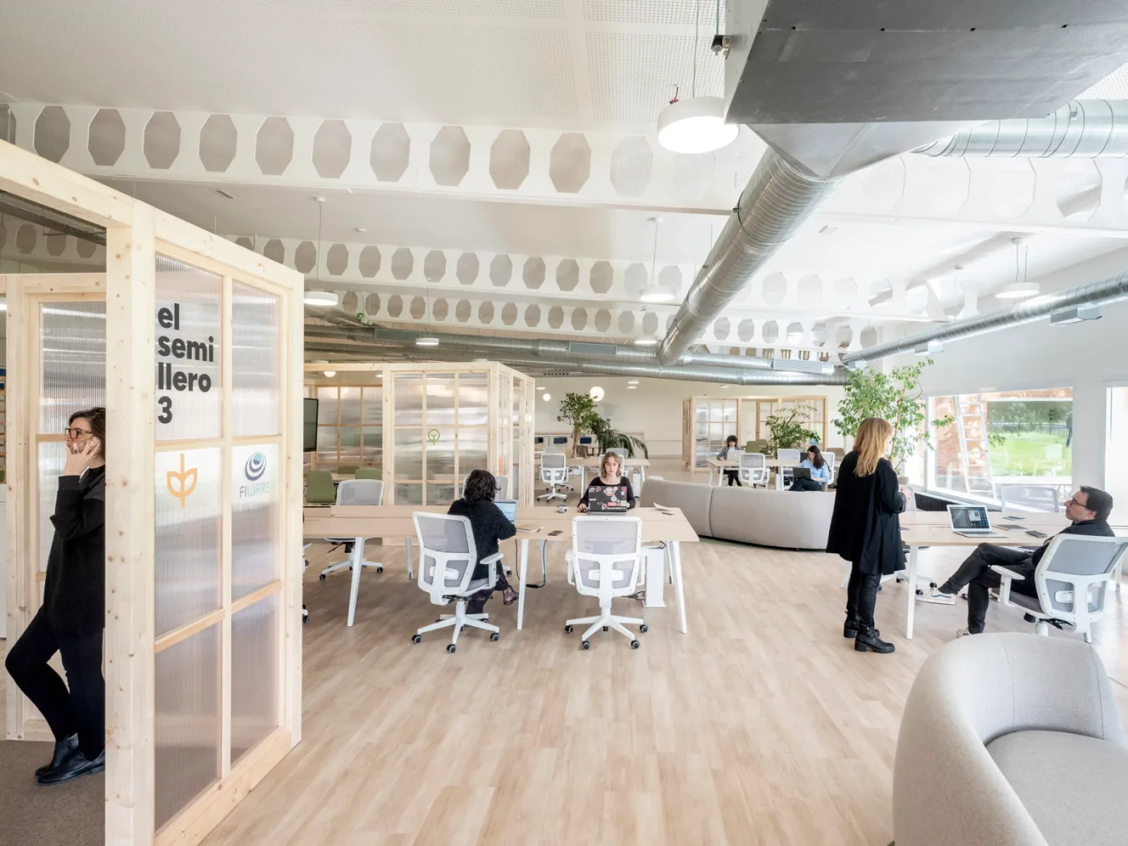 Văn phòng phong cách Scandinavian sáng, ấm cúng và tối giản